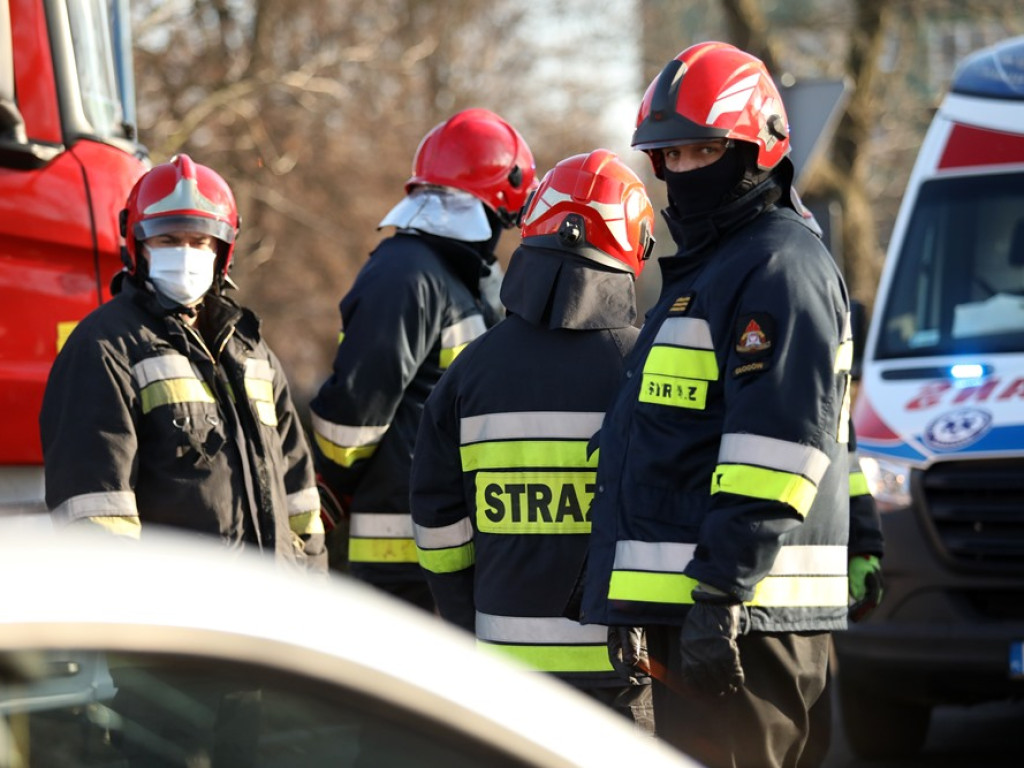 Wypadek na ulicy Elektrycznej. Rozbity ford i BMW