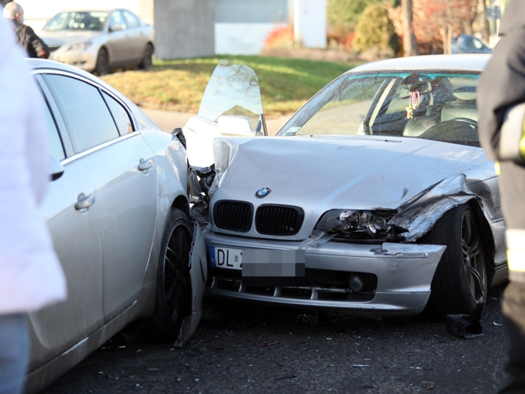 Wypadek na ulicy Elektrycznej. Rozbity ford i BMW