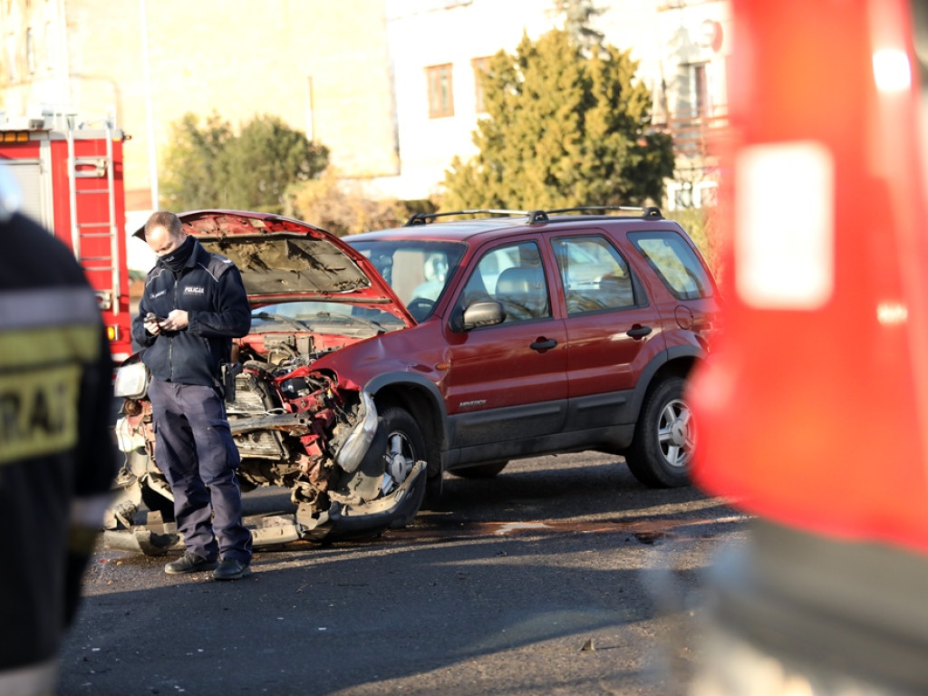 Wypadek na ulicy Elektrycznej. Rozbity ford i BMW