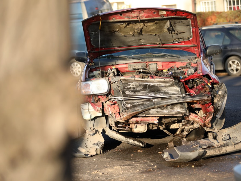 Wypadek na ulicy Elektrycznej. Rozbity ford i BMW