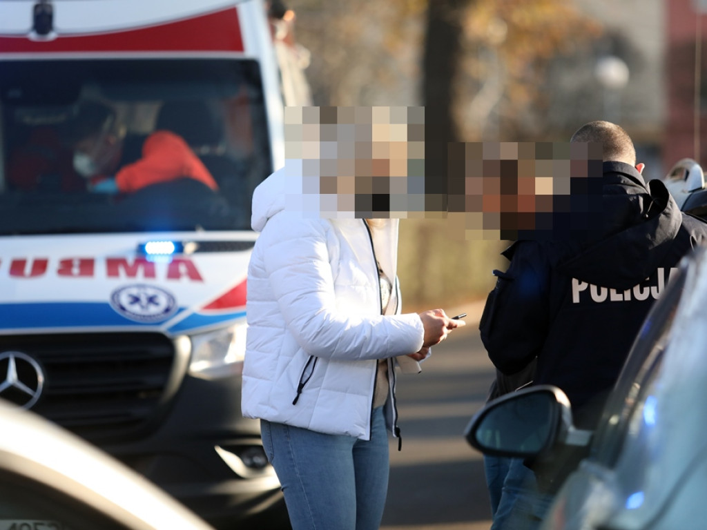 Wypadek na ulicy Elektrycznej. Rozbity ford i BMW