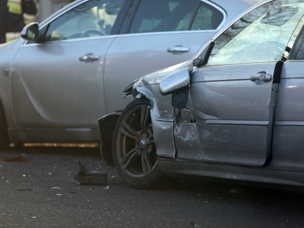 Wypadek na ulicy Elektrycznej. Rozbity ford i BMW