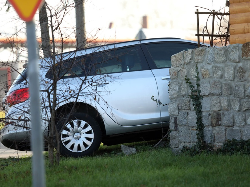 Opel wylądował na płocie. Jedna osoba w szpitalu