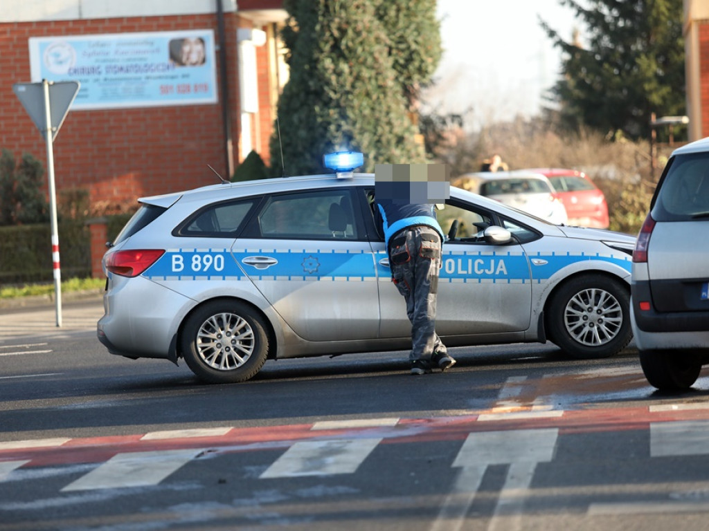 Opel wylądował na płocie. Jedna osoba w szpitalu