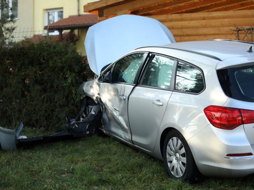Opel wylądował na płocie. Jedna osoba w szpitalu