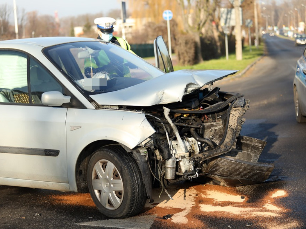 Opel wylądował na płocie. Jedna osoba w szpitalu