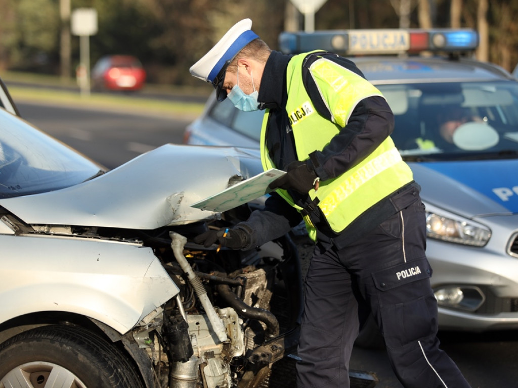 Opel wylądował na płocie. Jedna osoba w szpitalu