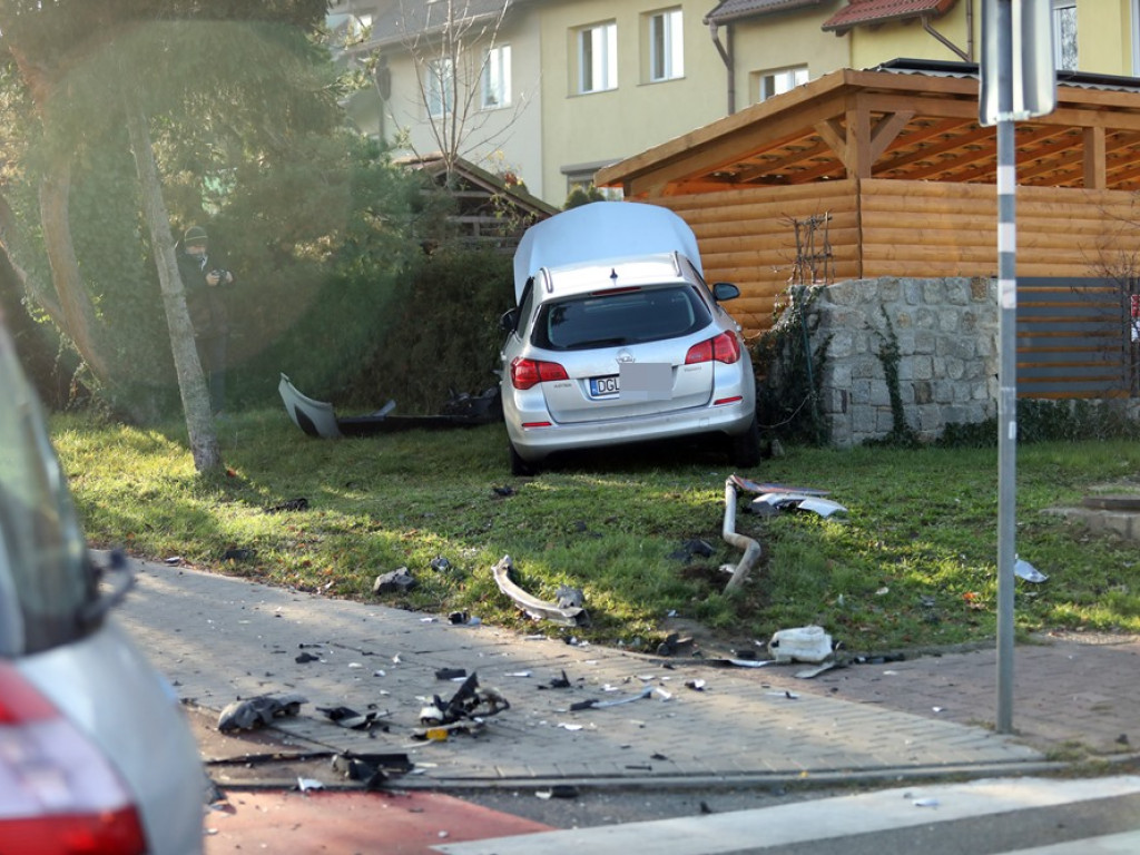 Opel wylądował na płocie. Jedna osoba w szpitalu
