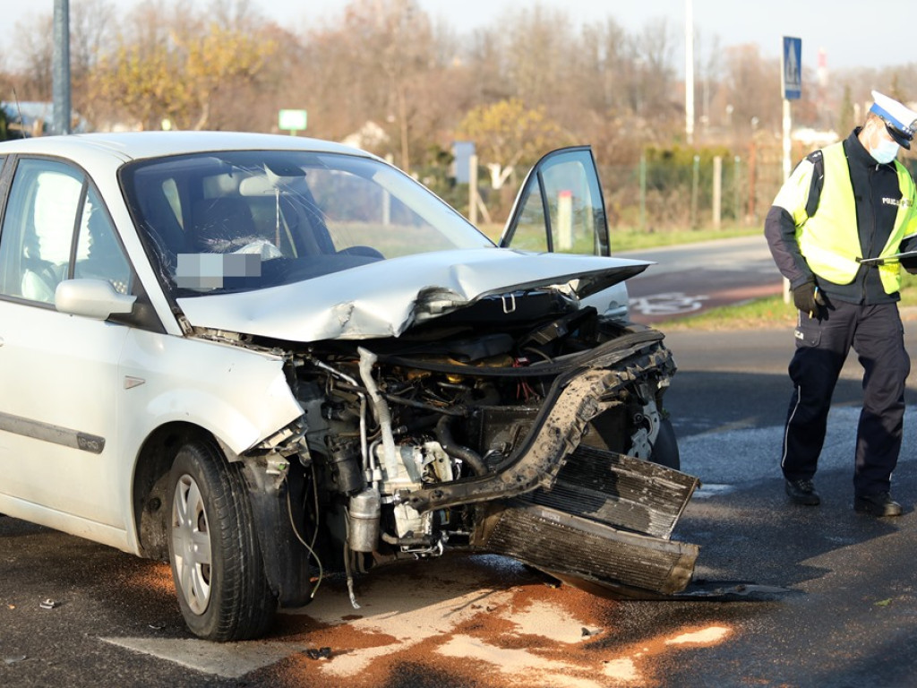 Opel wylądował na płocie. Jedna osoba w szpitalu