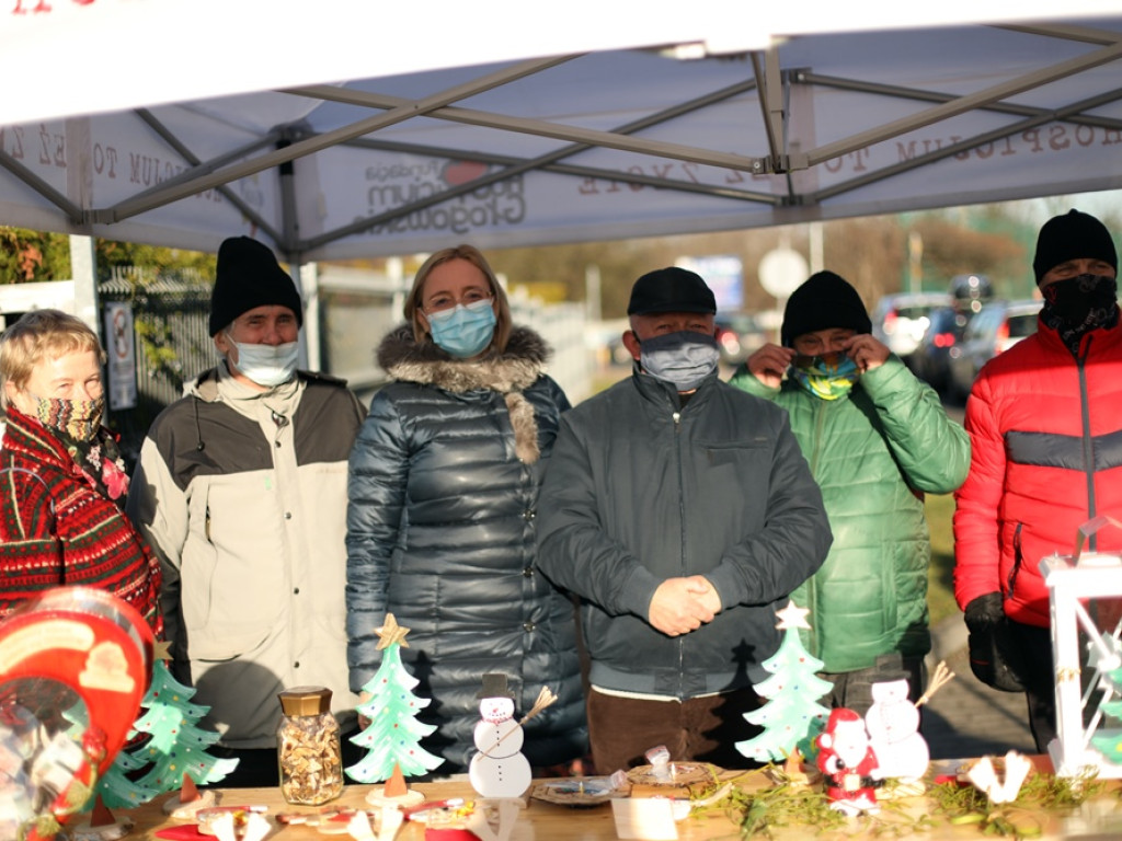 Kiermasz fundacji na targowisku! Prezenty od więźniów z Rawicza
