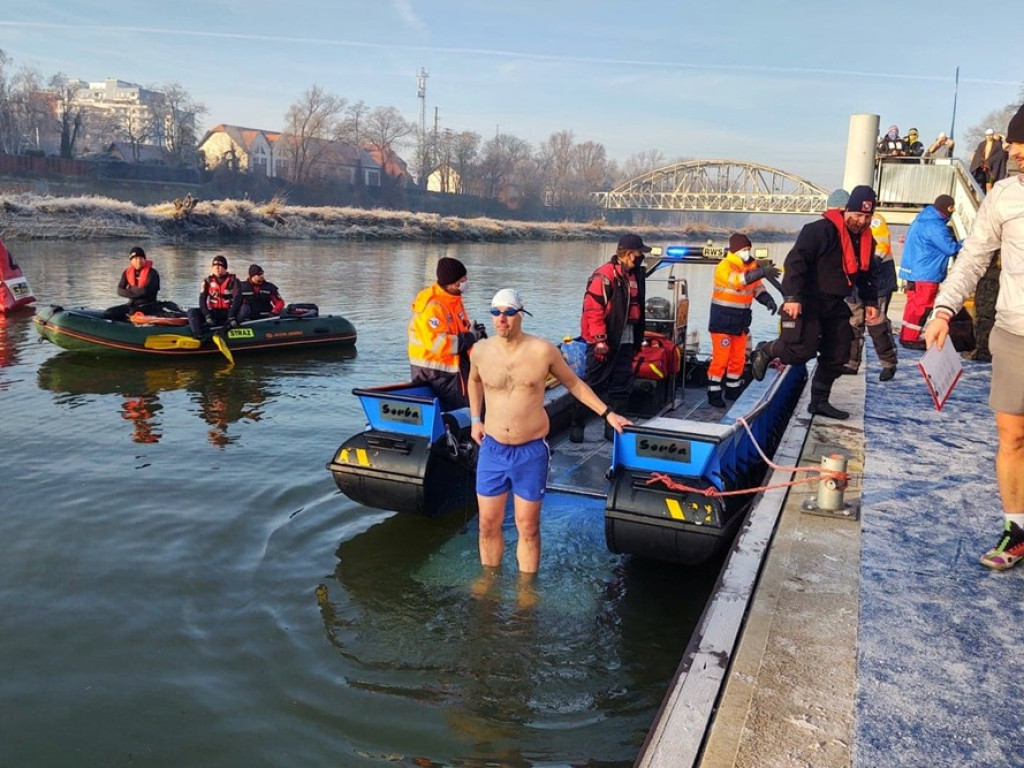 Wskakują do zimnej wody. Szczytny cel - to hospicjum!