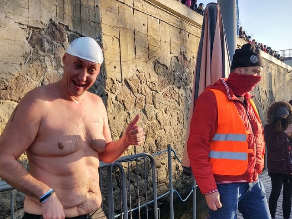 Wskakują do zimnej wody. Szczytny cel - to hospicjum!