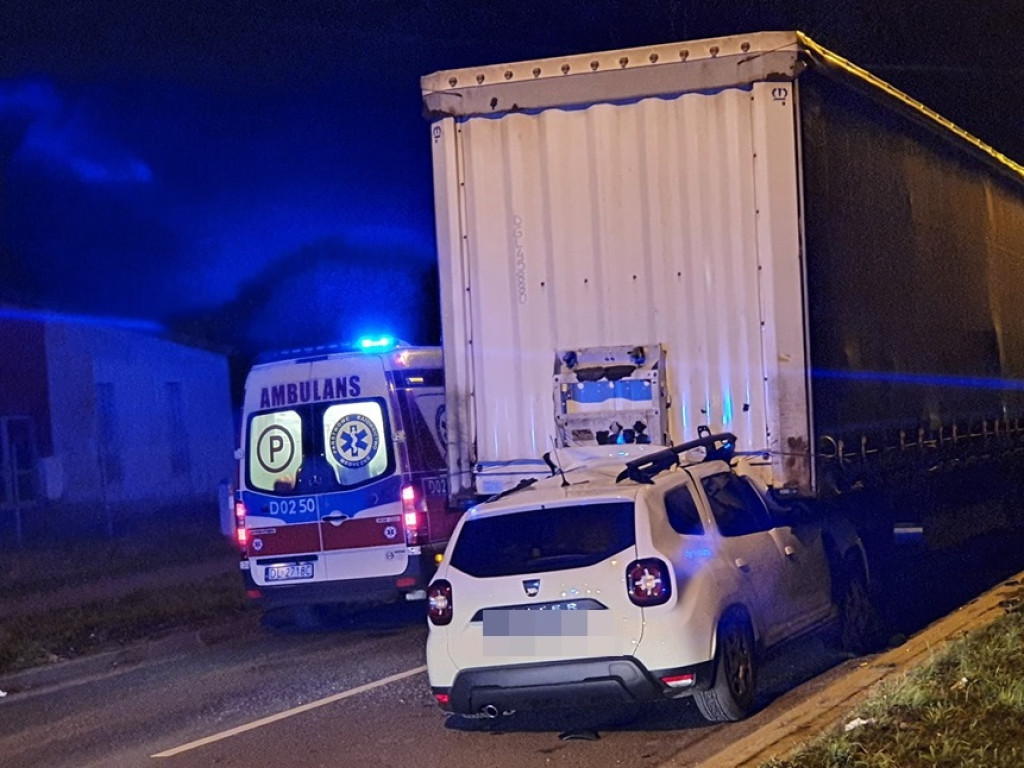 Wjechał pod naczepę tira. Karetka zabrała mężczyznę do szpitala
