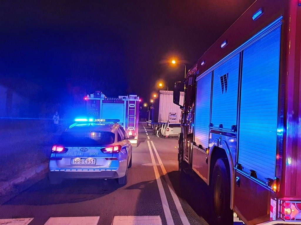 Wjechał pod naczepę tira. Karetka zabrała mężczyznę do szpitala