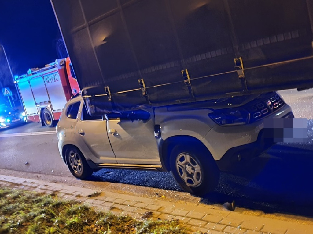 Wjechał pod naczepę tira. Karetka zabrała mężczyznę do szpitala