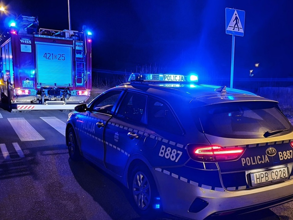 Wjechał pod naczepę tira. Karetka zabrała mężczyznę do szpitala