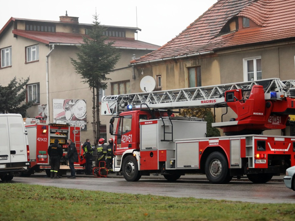 Pożar w centrum miasta. Sąsiedzi zobaczyli gęsty dym i wezwali pomoc