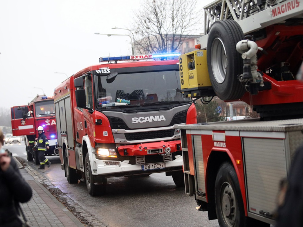 Pożar w centrum miasta. Sąsiedzi zobaczyli gęsty dym i wezwali pomoc