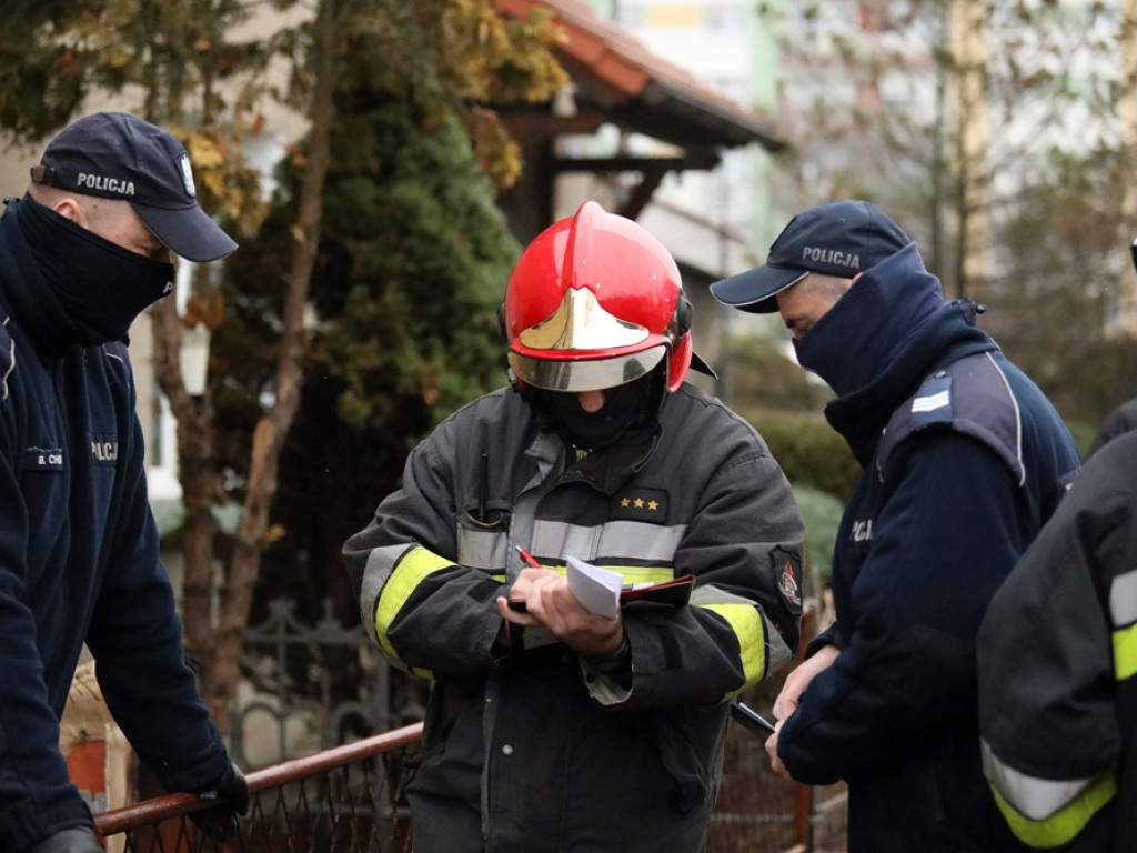 Pożar w centrum miasta. Sąsiedzi zobaczyli gęsty dym i wezwali pomoc