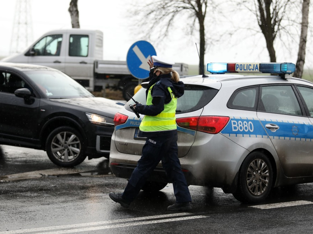 Nie zatrzymał się, wjechał na skrzyżowanie. Będzie kara za kolizje i brak prawa jazdy