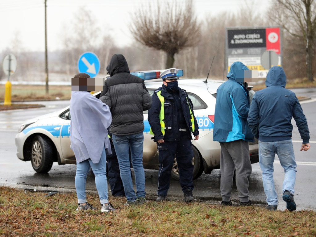 Nie zatrzymał się, wjechał na skrzyżowanie. Będzie kara za kolizje i brak prawa jazdy