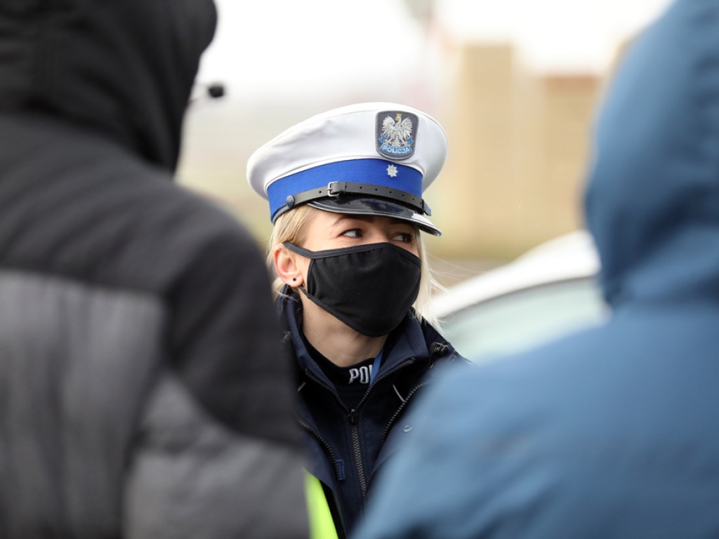 Nie zatrzymał się, wjechał na skrzyżowanie. Będzie kara za kolizje i brak prawa jazdy