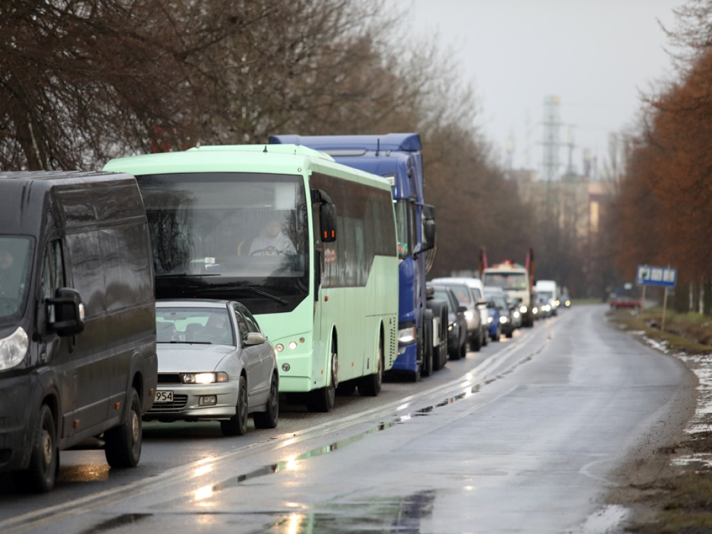 Nie zatrzymał się, wjechał na skrzyżowanie. Będzie kara za kolizje i brak prawa jazdy