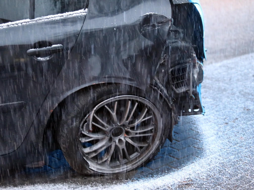 Volkswagen zatrzymał się na koparce. Zderzenie trzech samochodów na ulicy Sikorskiego