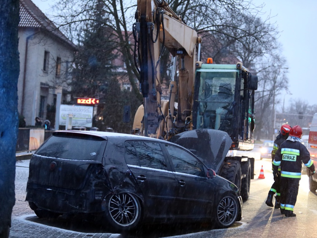 Volkswagen zatrzymał się na koparce. Zderzenie trzech samochodów na ulicy Sikorskiego