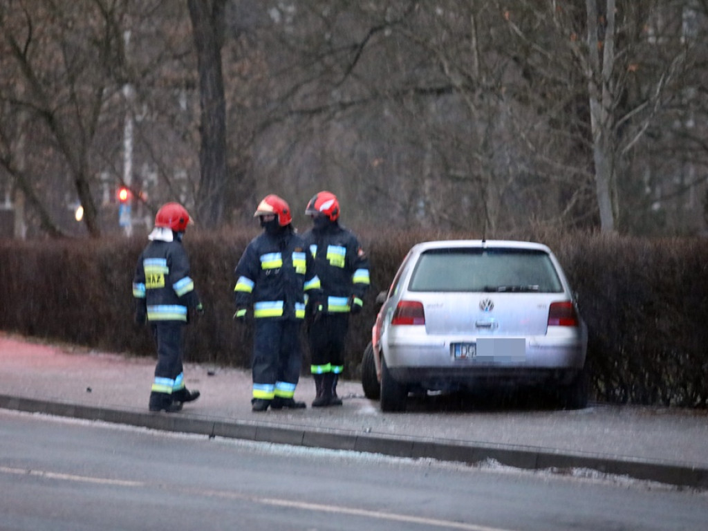 Volkswagen zatrzymał się na koparce. Zderzenie trzech samochodów na ulicy Sikorskiego
