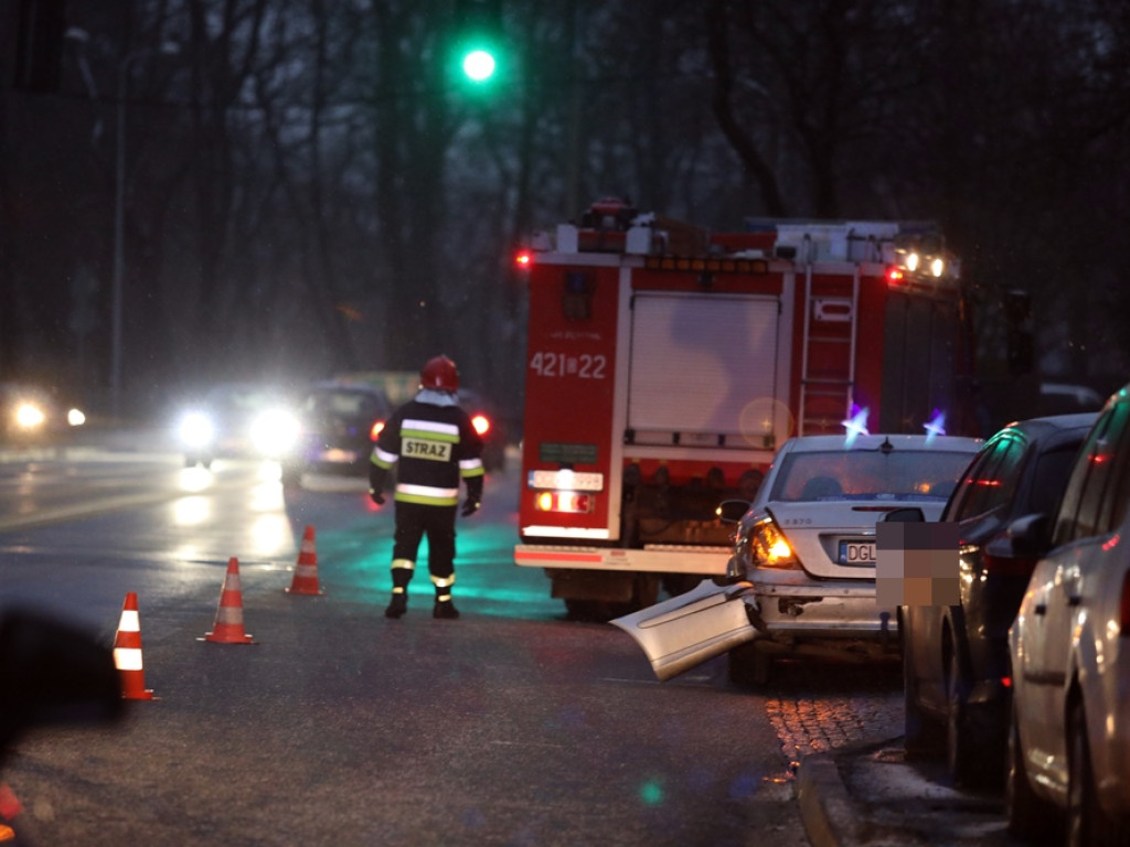 Volkswagen zatrzymał się na koparce. Zderzenie trzech samochodów na ulicy Sikorskiego