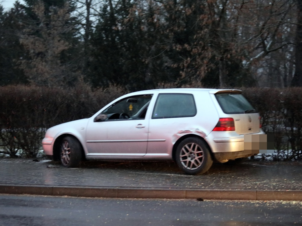 Volkswagen zatrzymał się na koparce. Zderzenie trzech samochodów na ulicy Sikorskiego