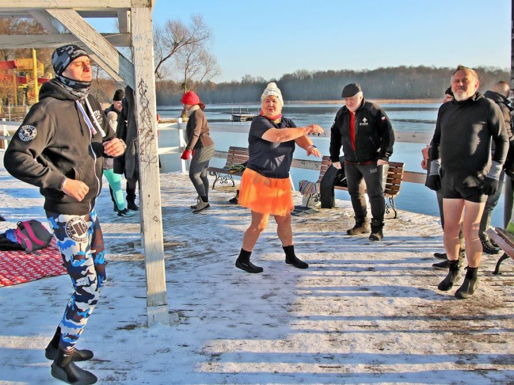 Na sanki, na spacer, do lodowatej wody! W Sławie tyle ludzi