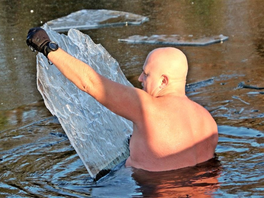 Na sanki, na spacer, do lodowatej wody! W Sławie tyle ludzi