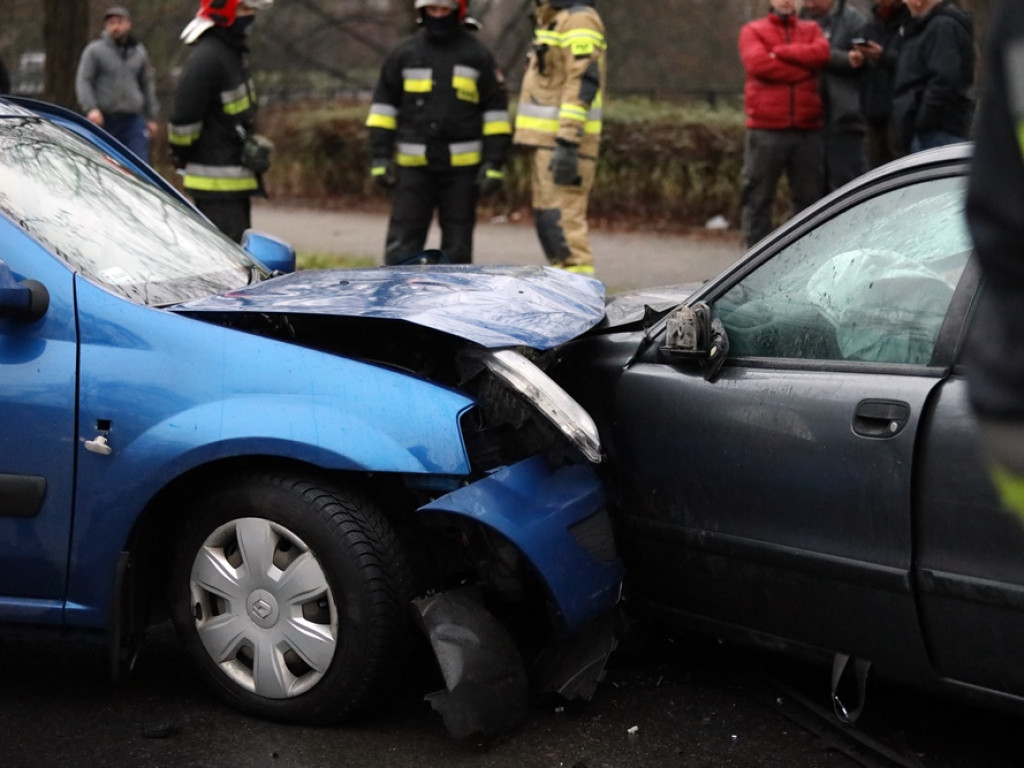 Kolizja na zjeździe z dużego ronda. Dacia wpadła w poślizg