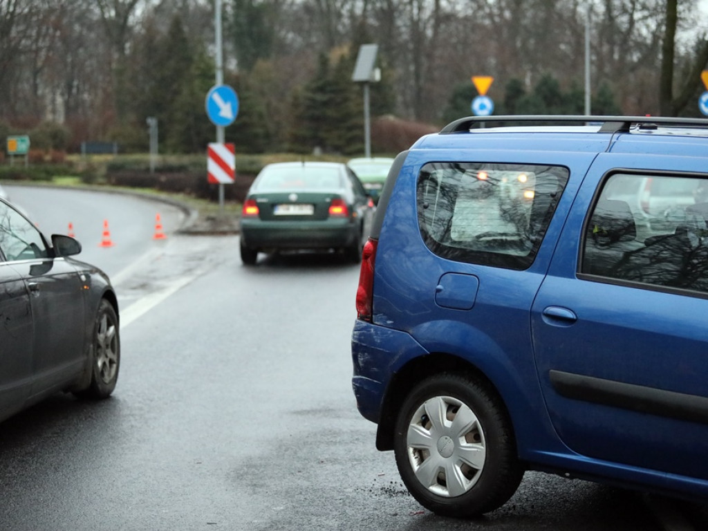 Kolizja na zjeździe z dużego ronda. Dacia wpadła w poślizg