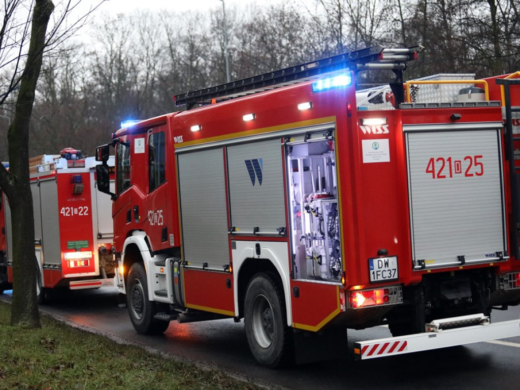 Kolizja na zjeździe z dużego ronda. Dacia wpadła w poślizg