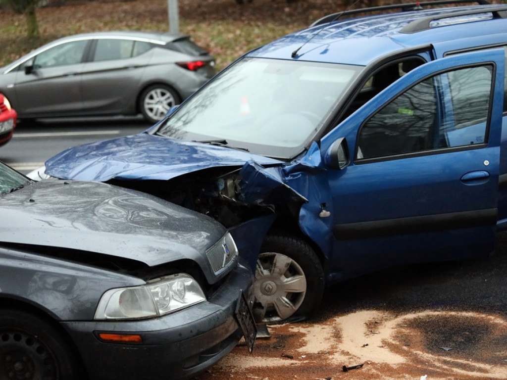 Kolizja na zjeździe z dużego ronda. Dacia wpadła w poślizg