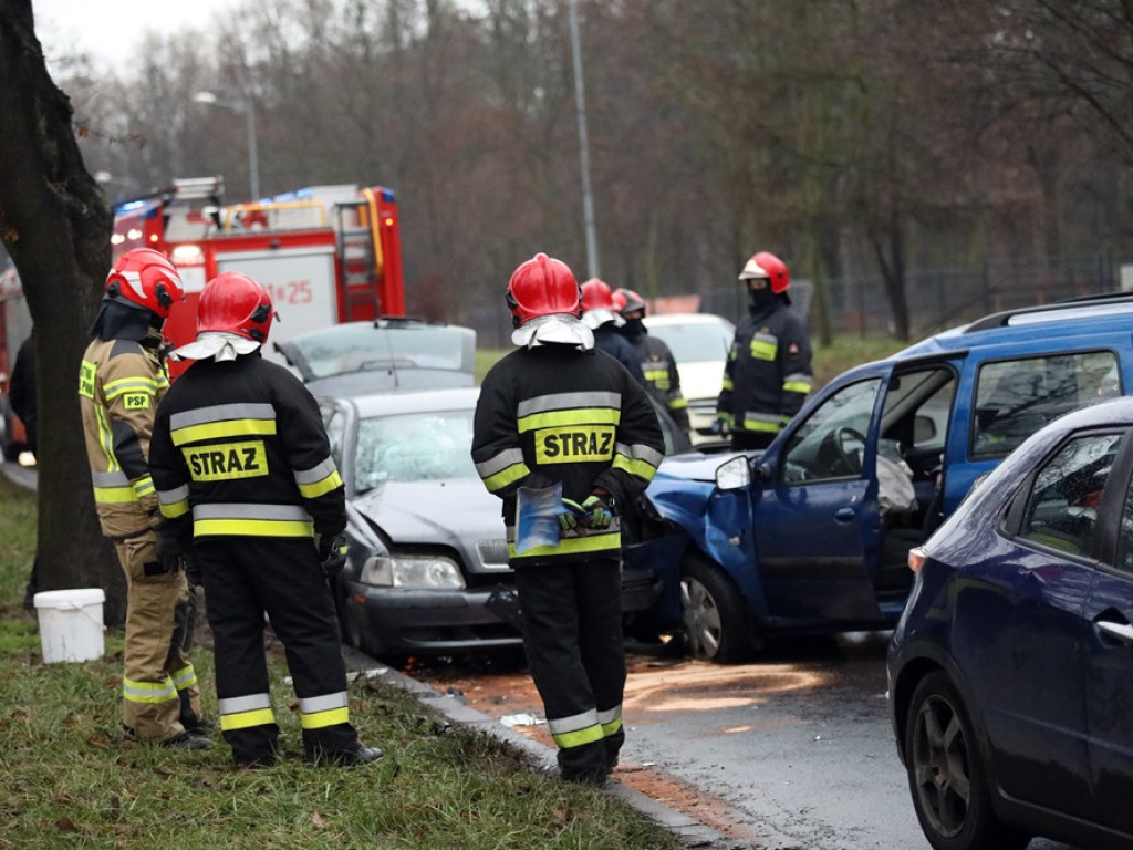 Kolizja na zjeździe z dużego ronda. Dacia wpadła w poślizg