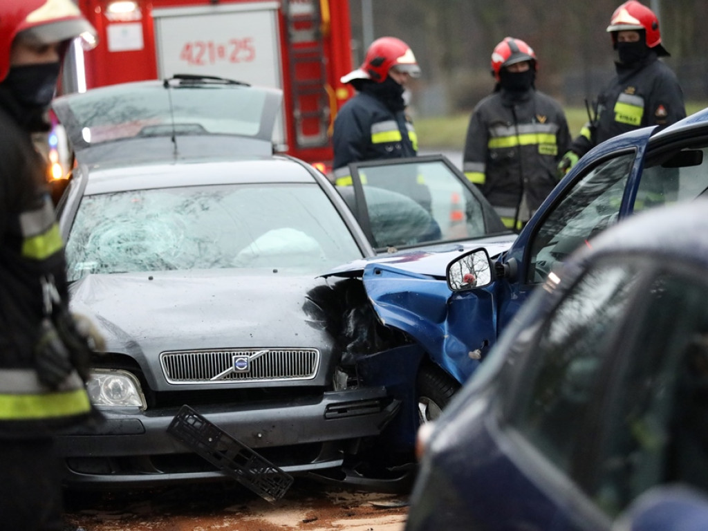 Kolizja na zjeździe z dużego ronda. Dacia wpadła w poślizg