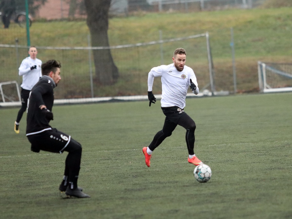 Chrobry wygrał sparingowe derby. Bieszczad obronił karnego