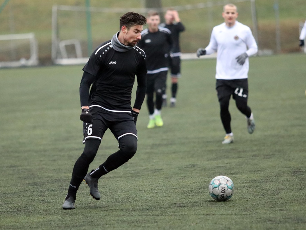 Chrobry wygrał sparingowe derby. Bieszczad obronił karnego