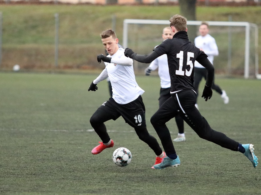 Chrobry wygrał sparingowe derby. Bieszczad obronił karnego