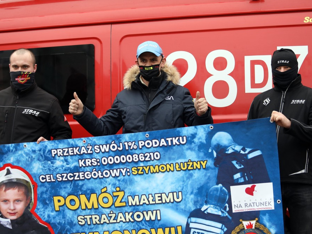 Urzędnicy starostwa i strażacy zbierali nakrętki dla Szymonka