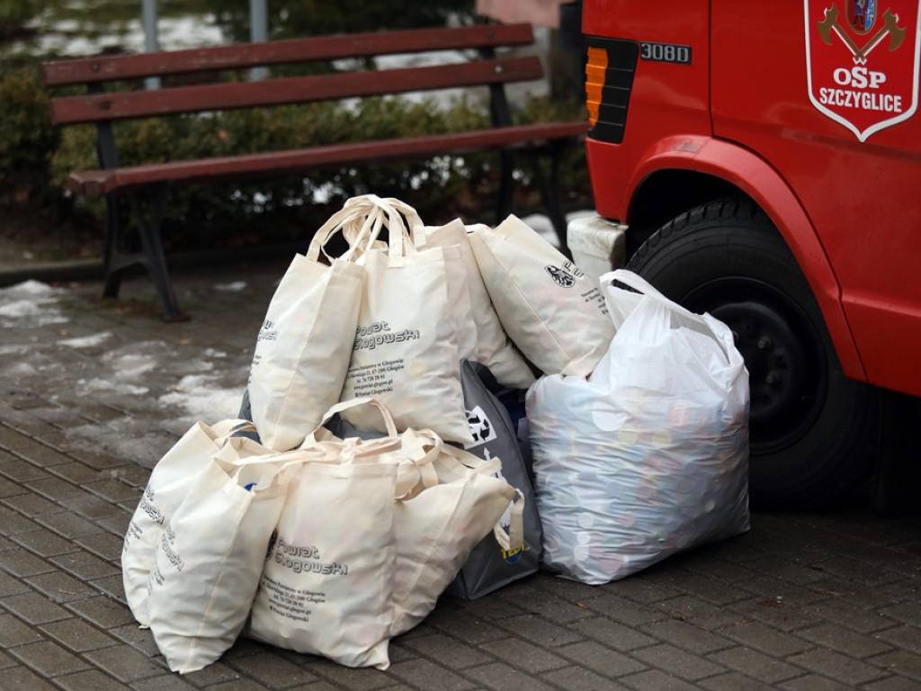 Urzędnicy starostwa i strażacy zbierali nakrętki dla Szymonka