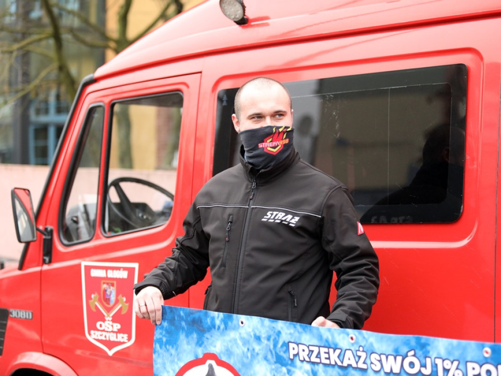 Urzędnicy starostwa i strażacy zbierali nakrętki dla Szymonka