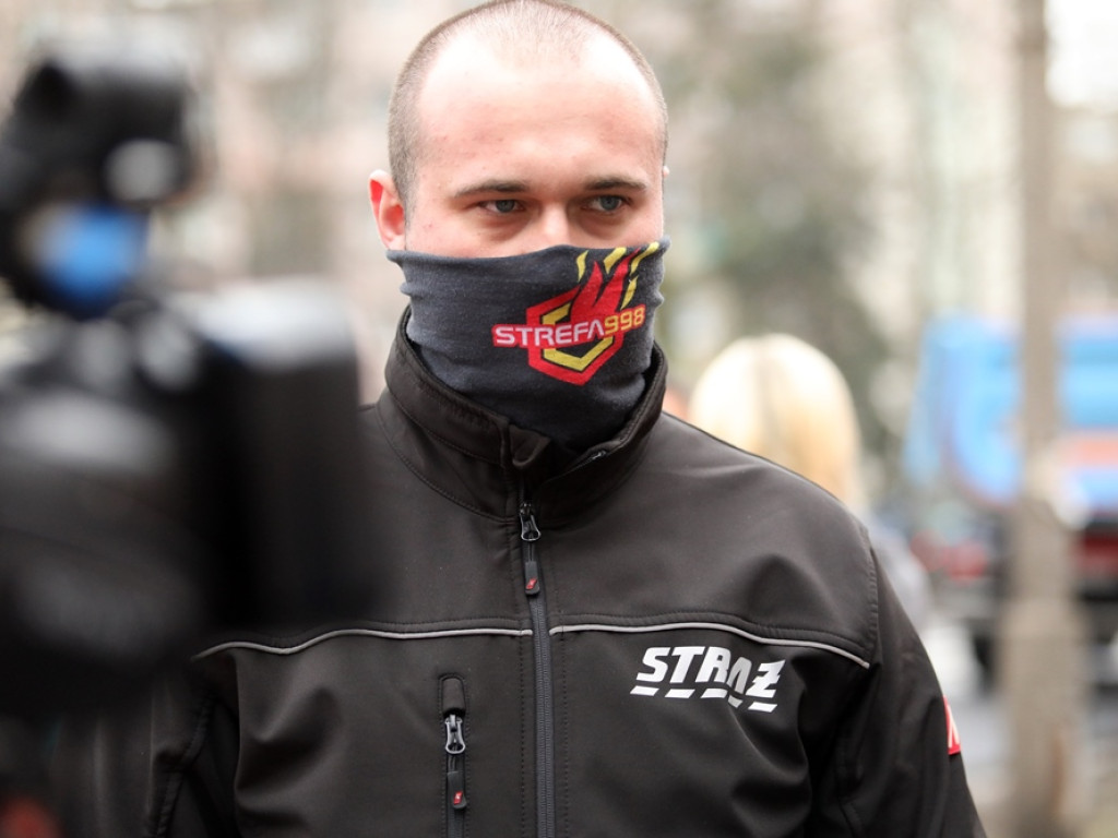 Urzędnicy starostwa i strażacy zbierali nakrętki dla Szymonka