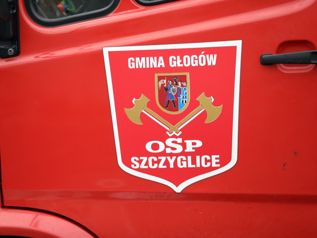 Urzędnicy starostwa i strażacy zbierali nakrętki dla Szymonka