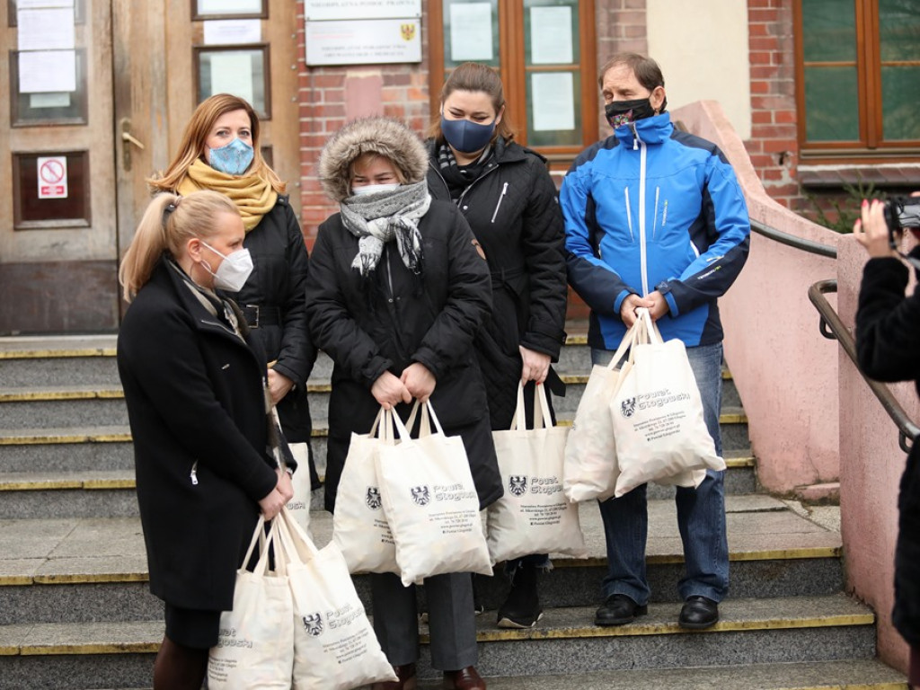 Urzędnicy starostwa i strażacy zbierali nakrętki dla Szymonka