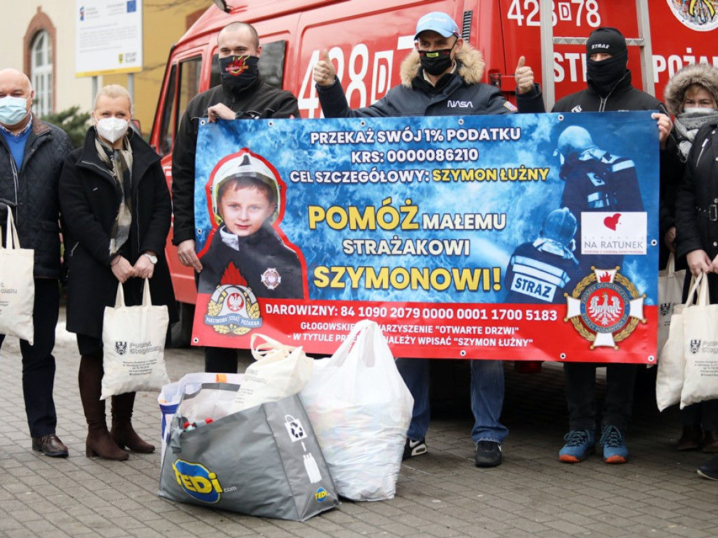 Urzędnicy starostwa i strażacy zbierali nakrętki dla Szymonka